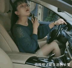 |搞笑GIF：给媳妇买的生日礼物刮胡刀，她高兴的像个孩子！