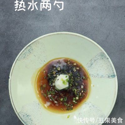 走,嗦粉去!给你做一碗超勾人食欲的大片牛肉米粉