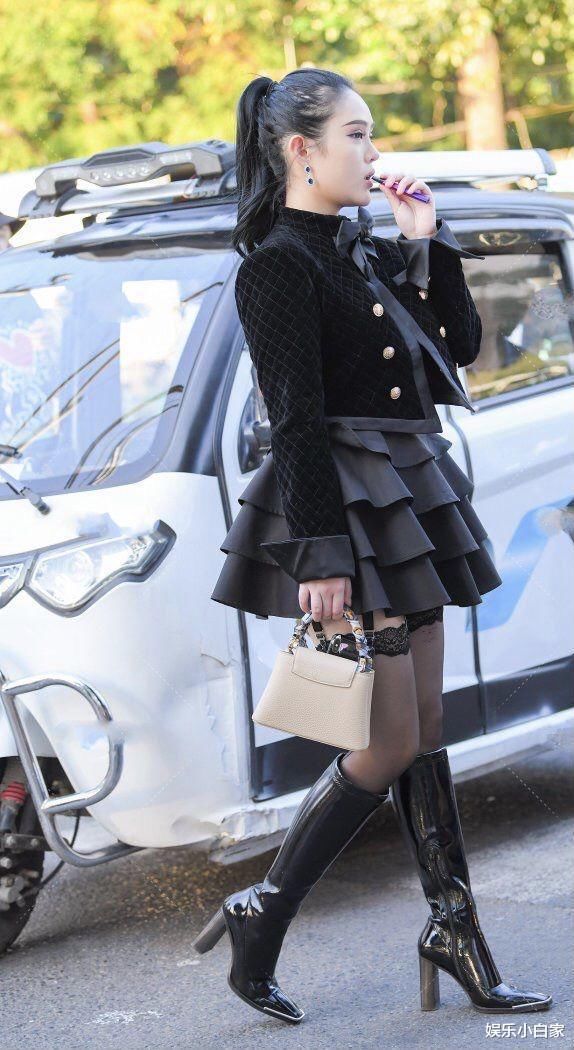 针织长袖和百褶裙让30岁的美女焕发青春、性感、显老