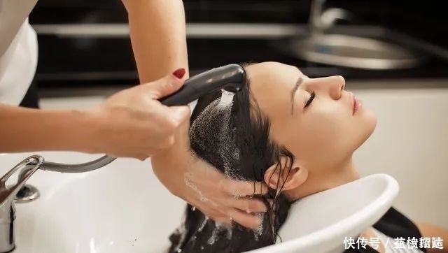 头皮|这4种错误的洗头方式,让你的头发越掉越多!