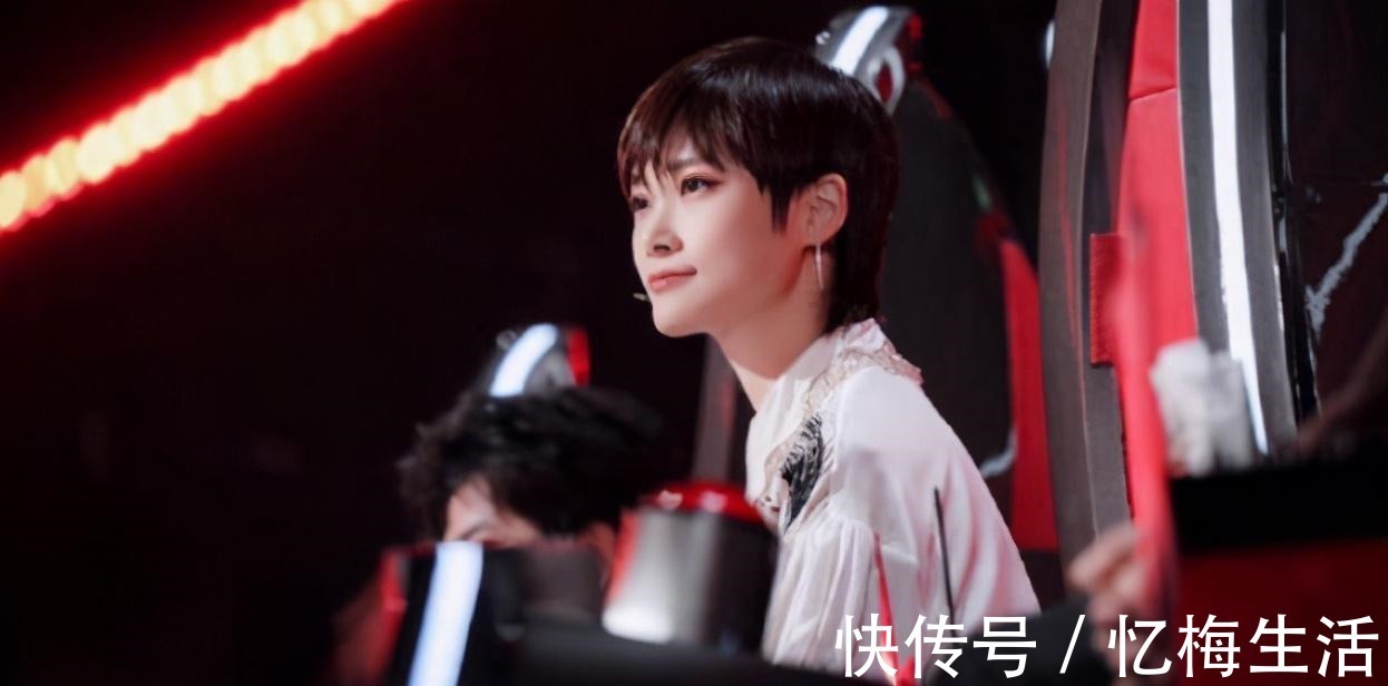 《中國好聲音》李宇春歌曲拖累學員,潘虹唱功比她好,臺風卻不行
