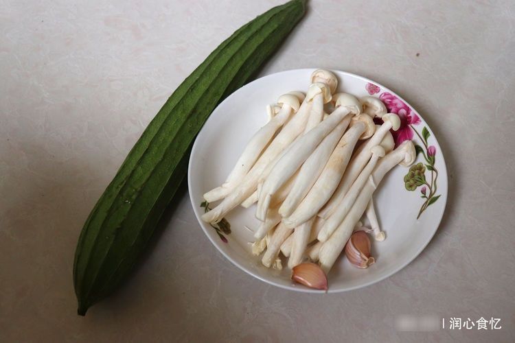 成本|夏天,丝瓜和海鲜菇一起煮,成本不过6元,喝着比海蛎汤还鲜美