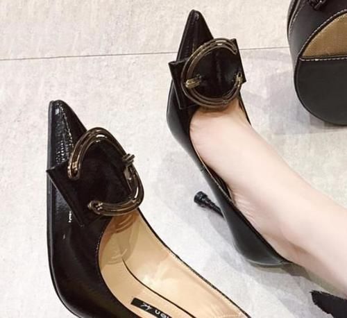 一字扣|越是漂亮女人越爱穿细高跟鞋, 如此大步流星的走, 厉害了!