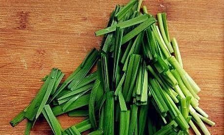 和韭菜是天生一对，钙含量是牛奶的3倍，三块钱炒一盘，太过瘾