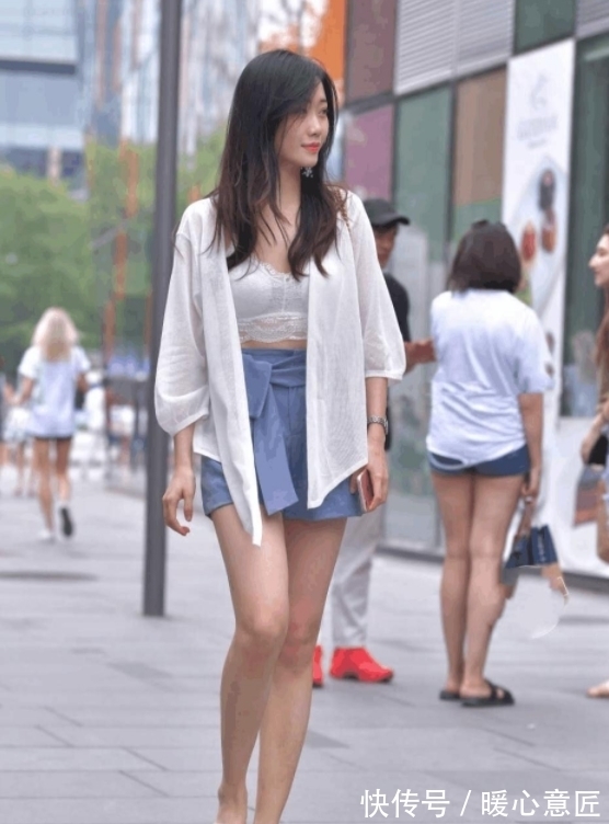 针织衫|街拍美女吊带背心白色针织衫搭配蓝色短裤打造优雅知性气质