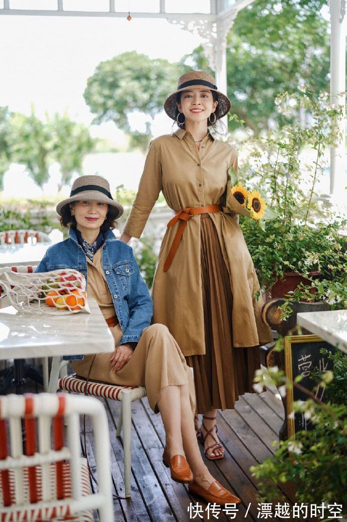 衣服 奔三奔四女人这样穿,秋季穿出高级感,黑色上衣搭配白色短裤真美