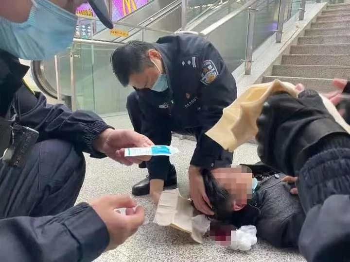 武警|杭州东站一乘客从台阶滚落鲜血直流，一群好汉飞奔而来救人