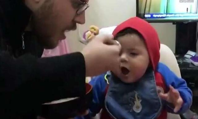 辅食|爸爸喂儿子吃辅食，全喂到他自己嘴里，宝宝懵了：这是亲爸吗？
