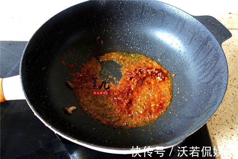 青笋烧排骨，做法简单，上桌被疯抢，连汤也不剩，美味又下饭