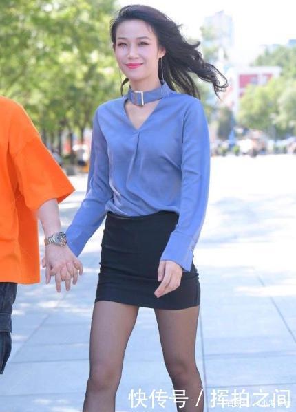 蓝色丝滑上衣搭配黑色修身短裙，青春时尚，美丽动人