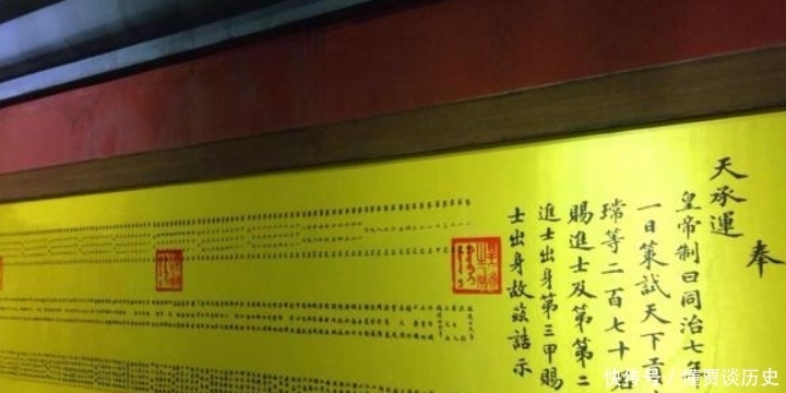 背着|古代一考生背着一麻袋馒头参加殿试,皇帝见状先怒后喜,后让其成为状元