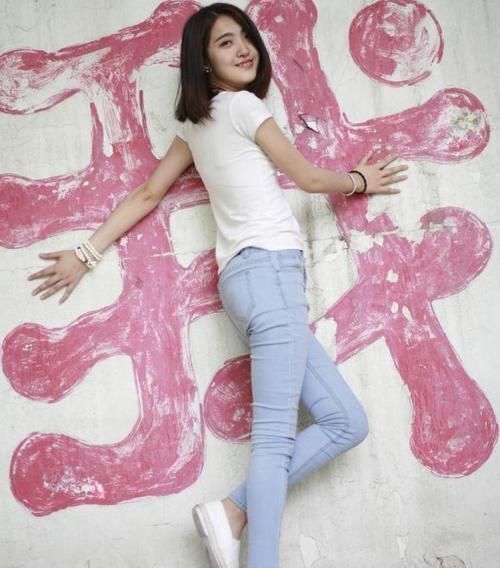 紧身|美女穿搭：时尚紧身的牛仔裤，潮流的最前沿，展现无法抗拒的美丽