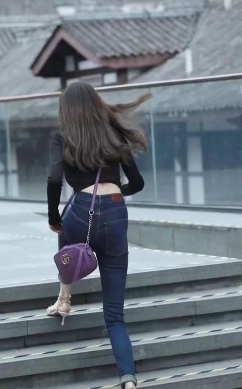 小姐姐|这个靓姐穿8cm高的“吸盘鞋”,双腿迈开1米,是怎么做到的