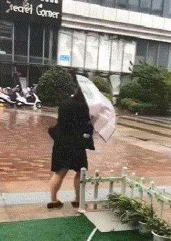 |搞笑GIF：说闺蜜出门穿得太露了，于是她就这打扮了