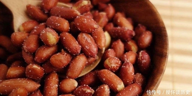 花生米|炸花生米时,出锅直接撒盐是不对的,多加1个步骤,酥脆不返潮