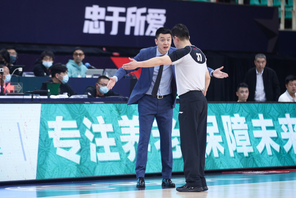 CB杨鸣大闹技术台!郭艾伦1v3,林书豪又倒地了,辽京成就CBA经典