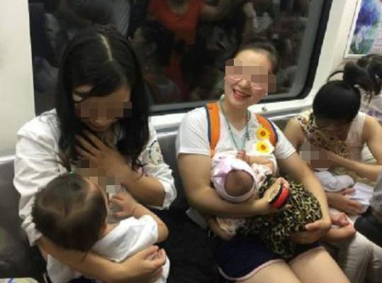 公共场合|宝妈地铁上掀衣哺乳,被大妈讽刺“不要脸”,宝妈反怼引乘客称赞