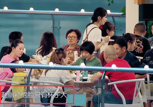 赵丽颖在点菜,被身边客人小声议论,导演组不剪掉还放大了声音