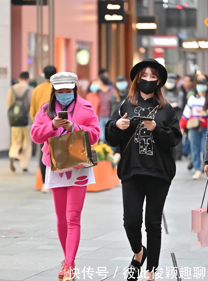 街头|冬天街头的时尚小姐姐们,对穿搭还是很有一套的