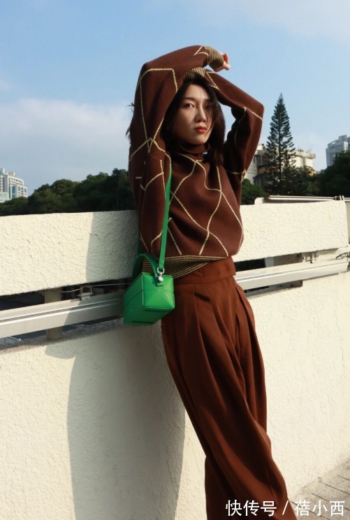 百搭 早春最chic的穿搭法!“毛衣+阔腿裤or西装”,简约百搭且不挑人