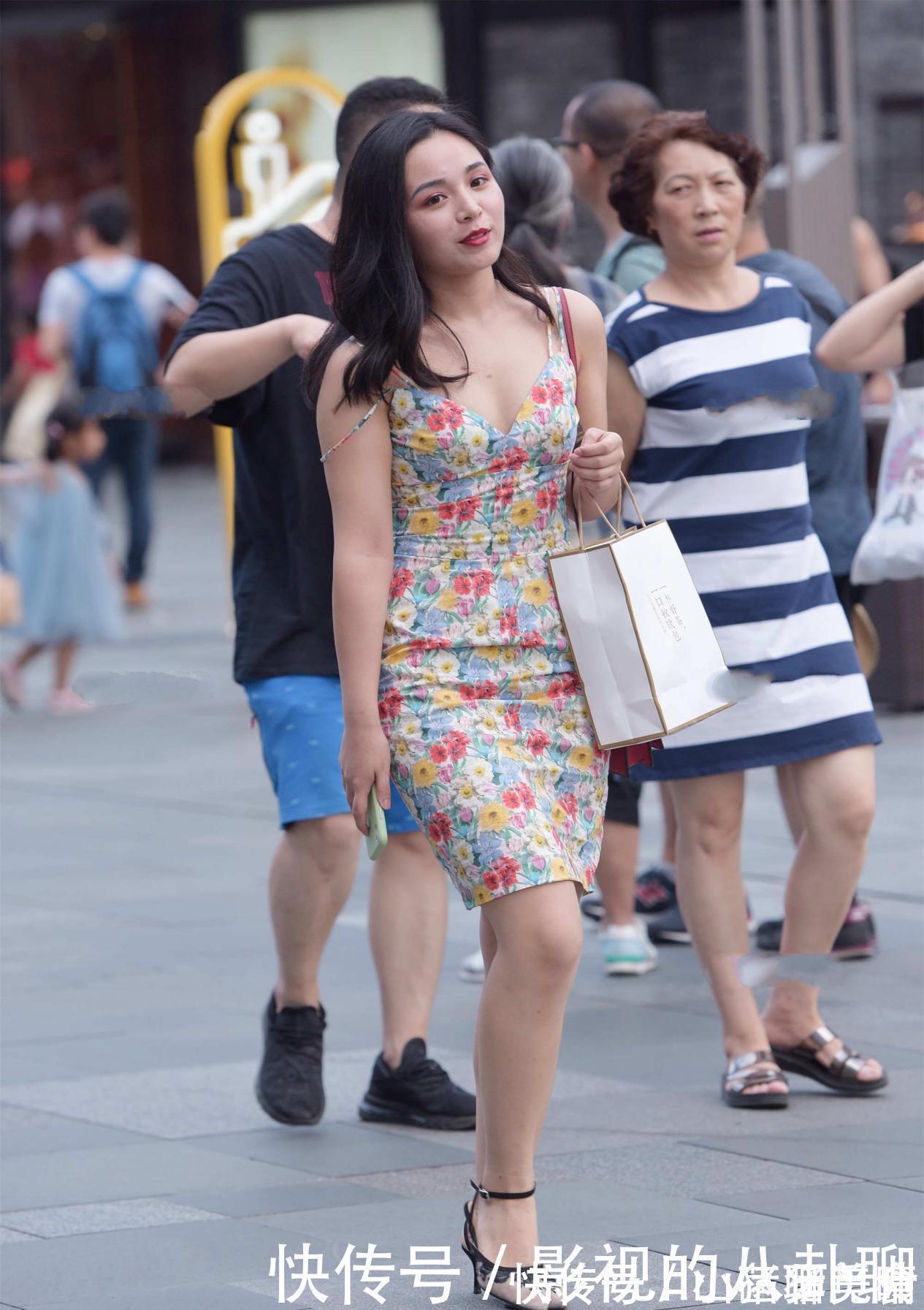 时尚 色泽丰富的碎花裙,时尚靓丽,富有青春活力气质