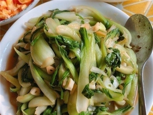 同事生日请客吃饭，菜上齐后我很无语，一桌菜还没我买的蛋糕贵！