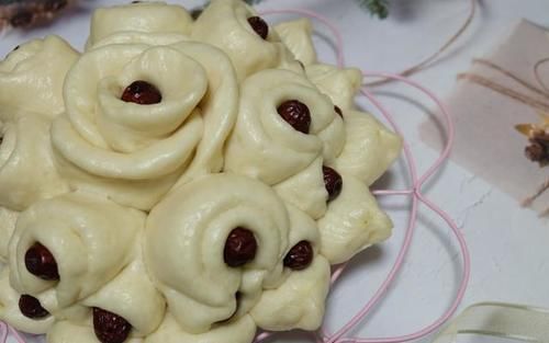 二十八把面发，揉面蒸花馍，甜蜜团圆过新年，愿家人喜乐安康