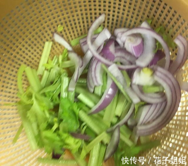 黑椒海鲜粉丝煲,香味扑鼻,好吃又下饭