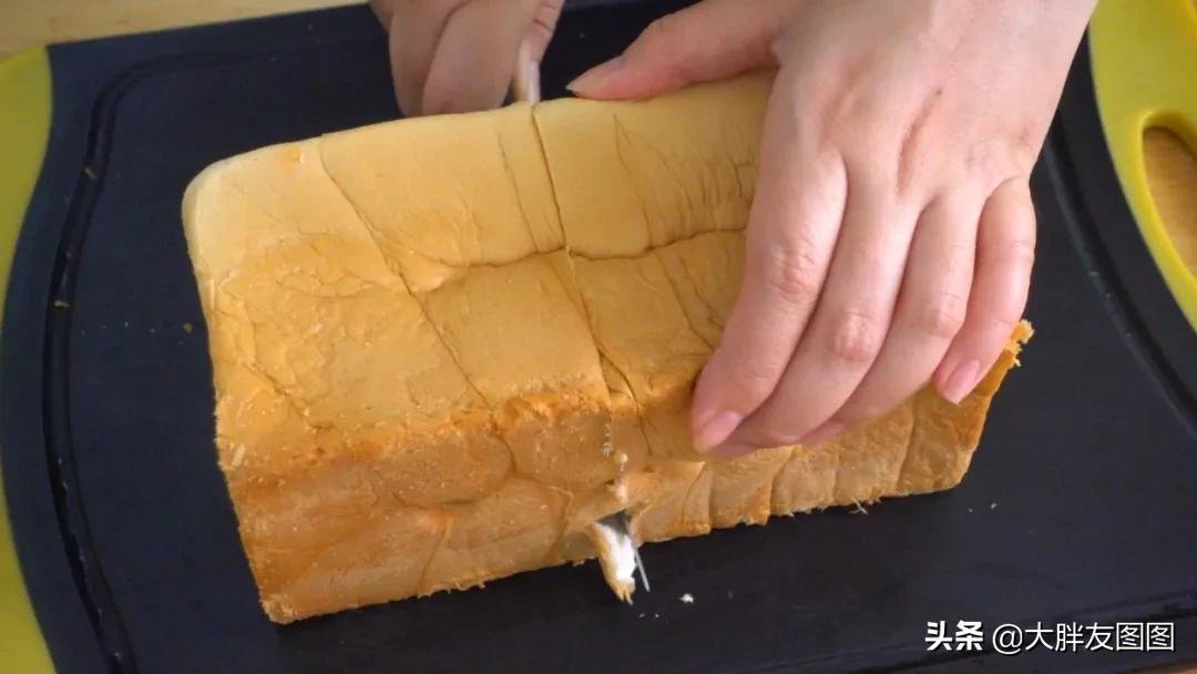 天冷了，煮个酥皮面包汤喝，喝完汤，吃浸满奶油汤汁的面包，满足