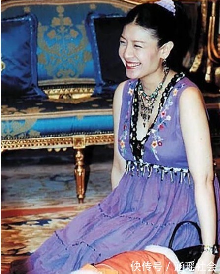 写真!泰国最美王妃被废前夕设计师跪地给她整理衣服,纵容娘家人圈钱