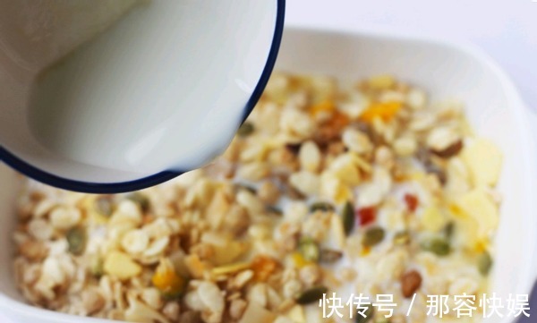 即食麦片|这早餐无油无糖，比蛋糕还好吃，每天1碗体重嗖嗖降，减肥必备