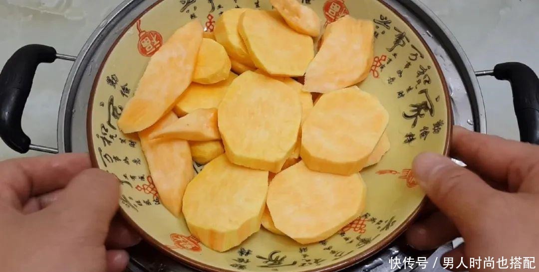  简单|以后红薯就这样做，加半碗面粉，教你做特色小零食，比油条还好吃