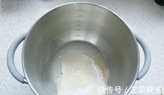 夏天蒸馒头就用这方法，半小时就上桌，蓬松柔软奶香味十足