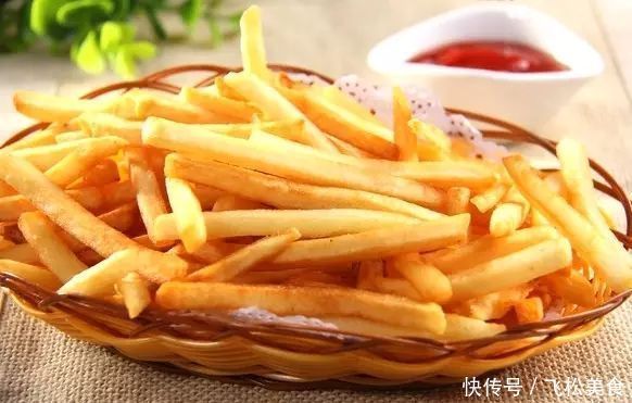 简单家常菜：炸薯条，鱼香鸡蛋，肉丝炒蒜苗，蒜油意面