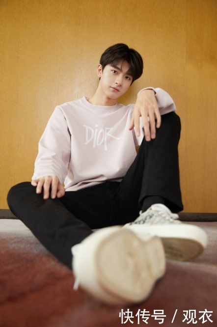 造型|还在卫衣叠穿衬衫?看林一搭配绵羊背心,效果瞬间好到爆