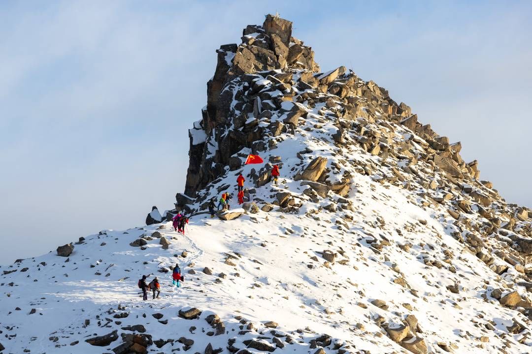 阿坝|上百名珠峰登顶者相聚四川阿坝三奥雪山 共同纪念珠峰探索百年