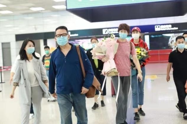 机场|郎平一家走机场，人均180比旁边人高一截，便装穿出强大气场