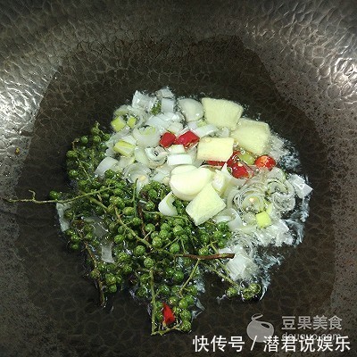 适量|酸菜烧鸭血的做法