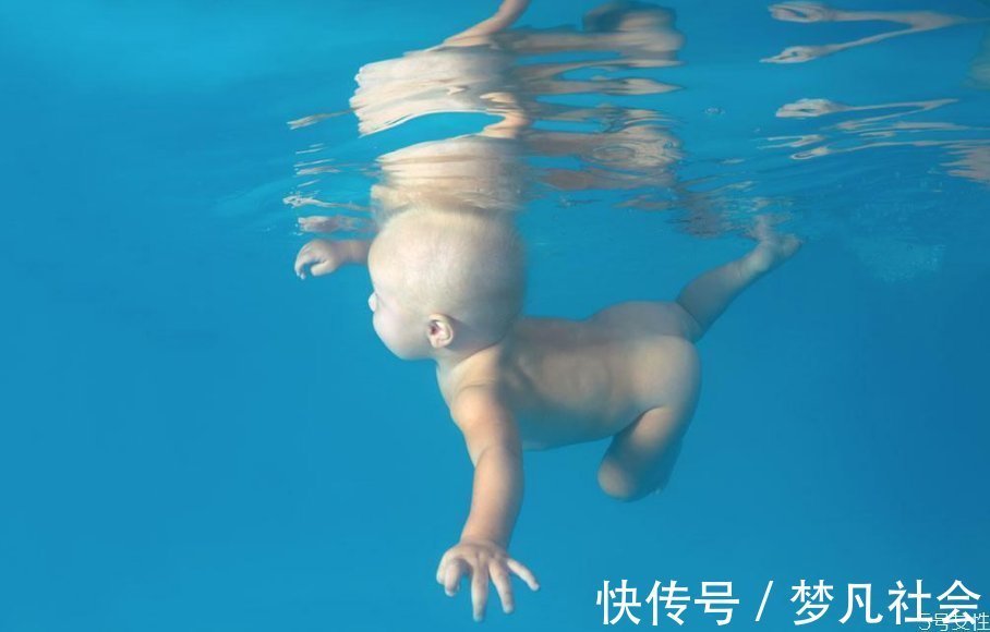呛水|孩子游泳呛水了如何处理,用手按在肚子提到腰部,直到把水吐出来