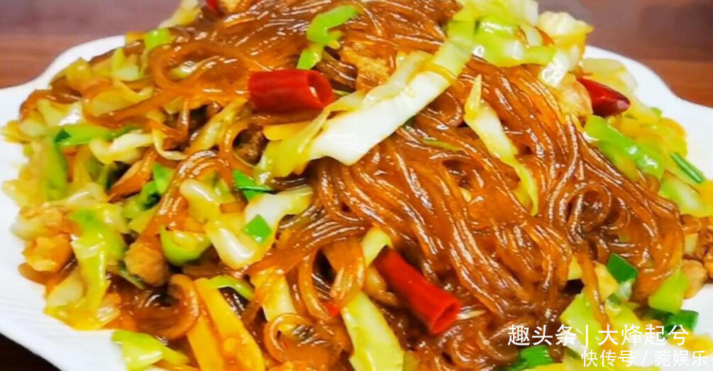 包菜炒粉条很好吃的做法,难怪以前炒粉条老粘锅,今天都告诉你