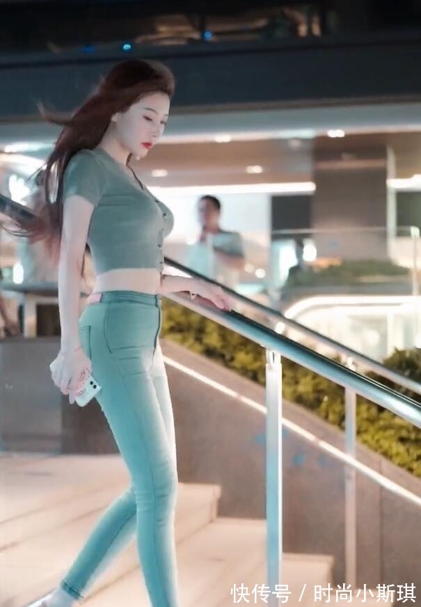 t恤 小码T恤搭配牛仔裤,映衬满满活力,“接地气”的自然美