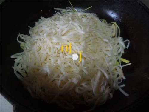  香味|天冷下雪了，让我给你炒一盘香味浓郁的大虾咖喱面吃吧