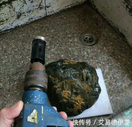 大爷用石头来养花,越养越值钱,有人出1000块也不卖!