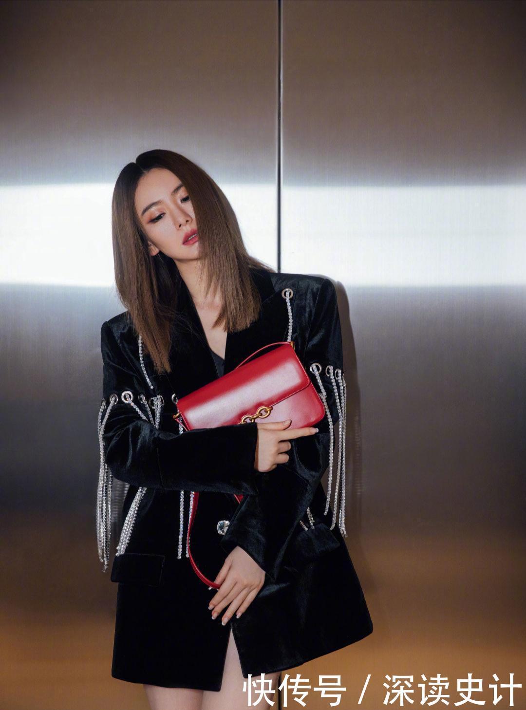 西装裙|戚薇拉离子烫真减龄，丝绒西装裙秀出白皙漫画腿，又酷又飒又养眼