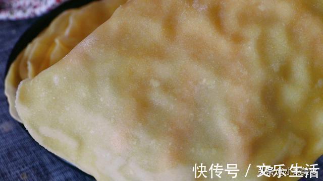 面团|开水烙玉米面饼,一次烙15张,又薄又软不用油,低脂营养又好吃