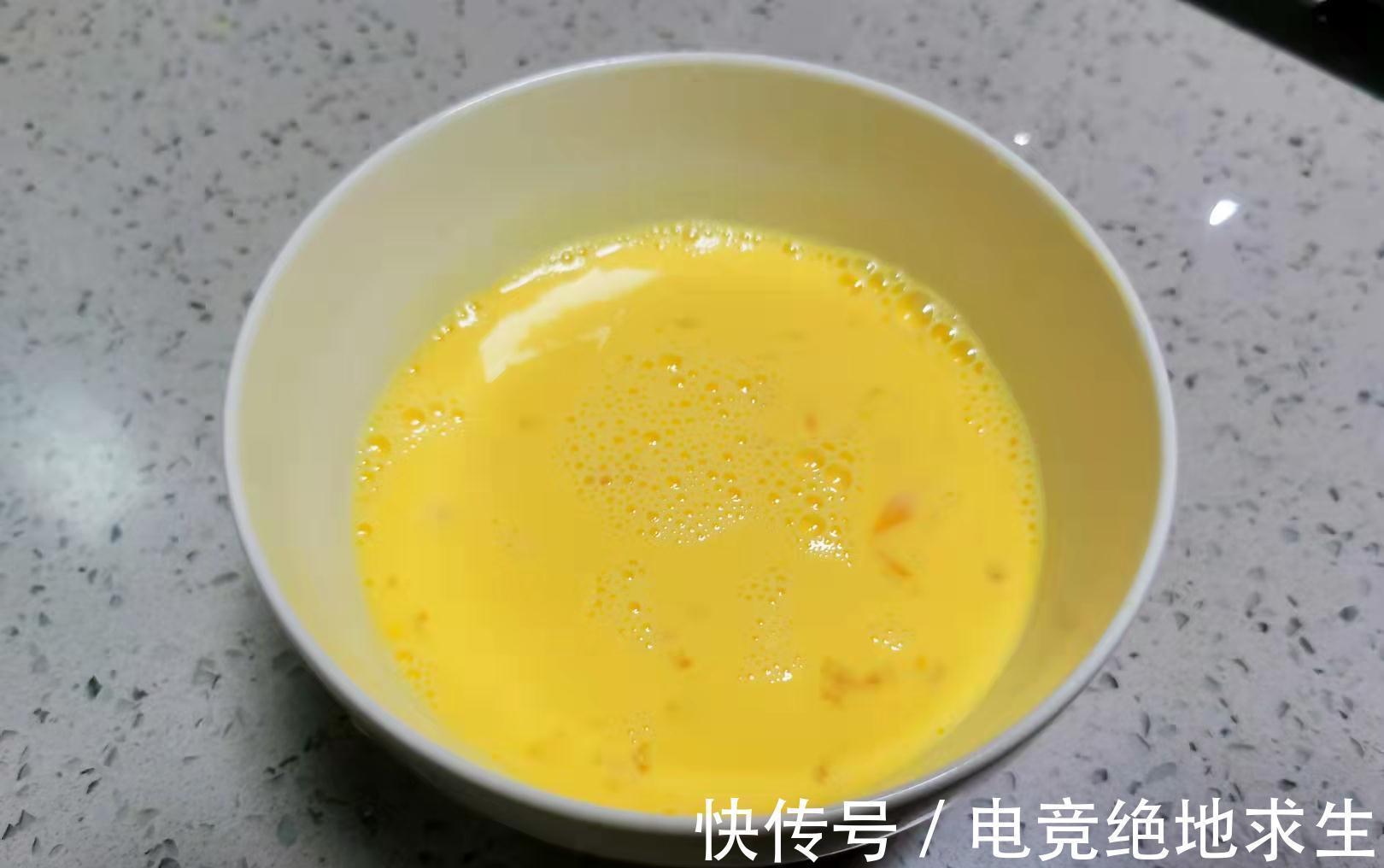 南瓜放盘中一蒸,加上牛奶,热量低高营养,补锌又补钙,好吃