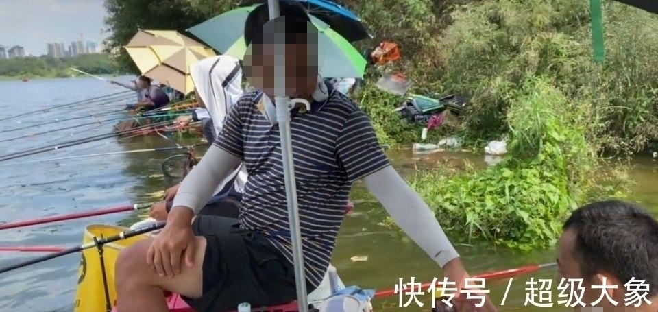 钓鱼人的执着让人惊叹:涨潮后泡在海水中垂钓和送餐