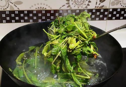 蔬菜|炒前“必须焯水”的5种蔬菜,专家:再懒也别省这1步,别不懂装懂