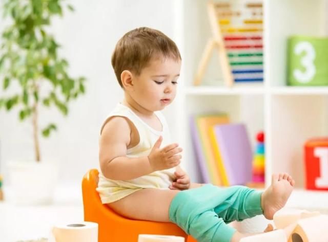 1岁多宝宝深夜尿床，被妈妈打进医院，医生：造孽啊