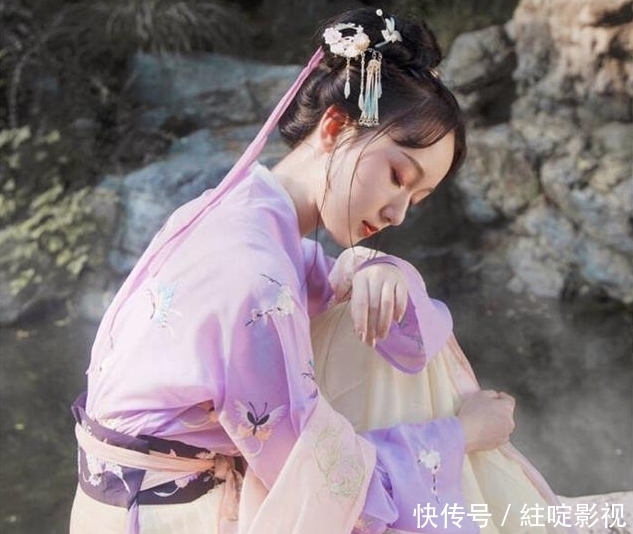 小说里|穿书:强推《反派团宠是崽崽》她是建国后唯一一只成精的熊猫崽崽